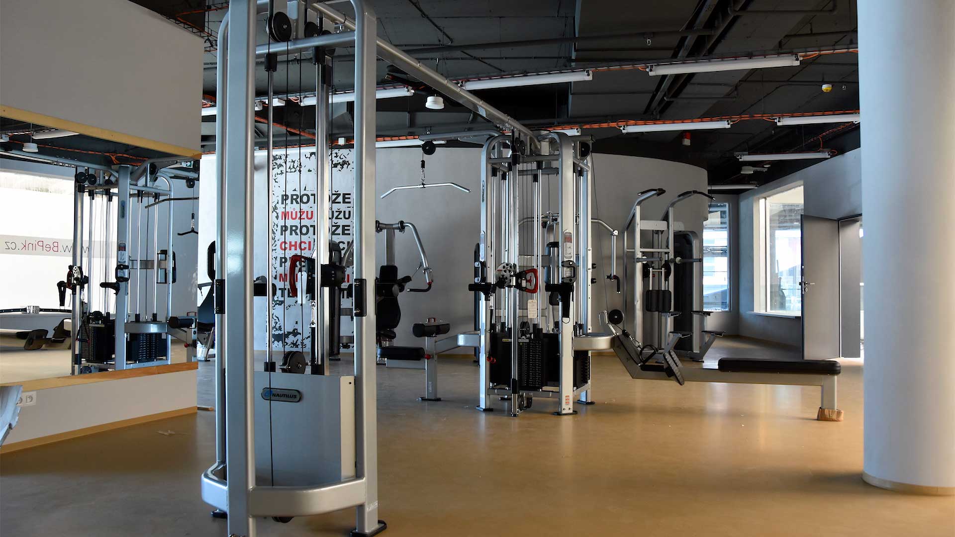 Interiér posilovny Form Factory